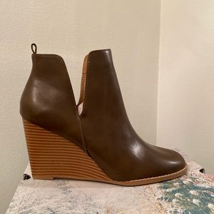 Women’s Classic Pointed Toe Ankle Boots. Size 9.5 . Brand new.